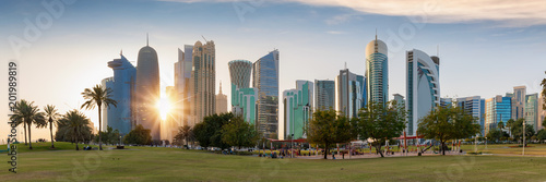 Sonnenuntergang hinter der modernen Skyline von Doha, Katar