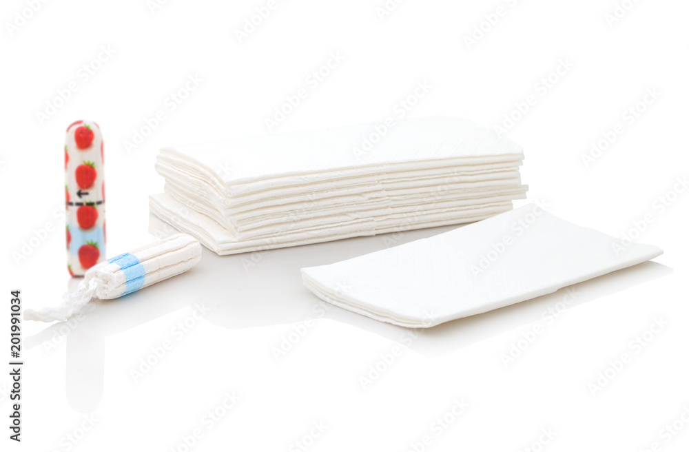 Escrupuloso Caso Wardian Afirmar A packet of tissues with 2 tampons isolated on the white background.  Hygienic tissues for disposable usage. Napkins easily recyclable. Women´s  tampons in the package with strawberries and tissues Stock Photo 