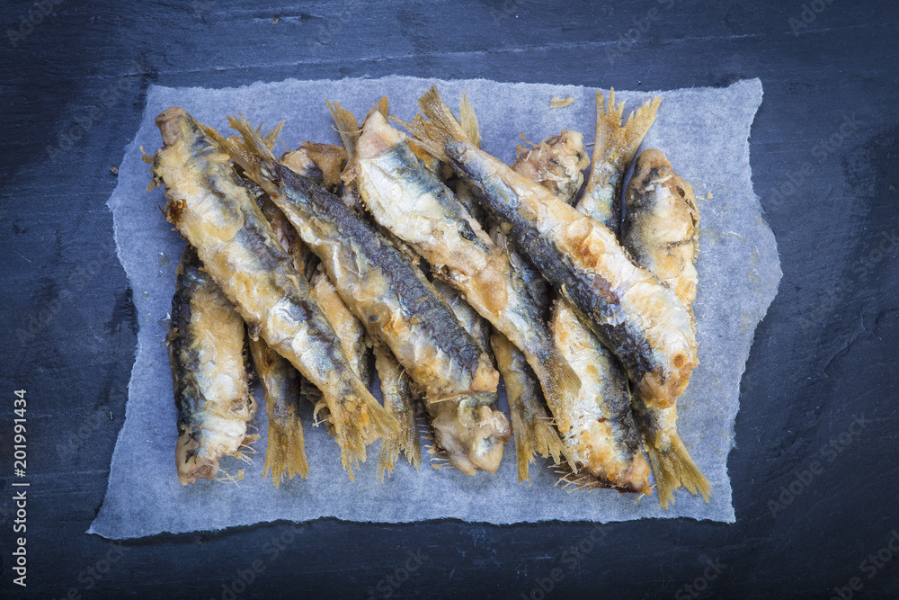 Sardinas fritas, pescado azul saludable para la comida o el aperitivo Sardinas fritas, pescado azul saludable para la comida o el aperitivo