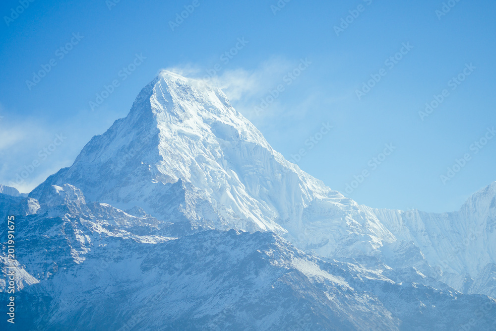 Naklejka piękny widok na krajobraz Himalajów. Ośnieżone szczyty górskie. koncepcja trekkingu w górach