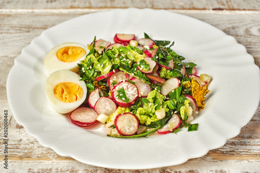 Easy spring salad with dandelions