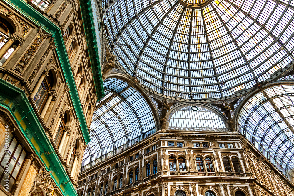 Großartige historische Architektur in Neapel – Shopping Mall Galleria Umberto, Italien