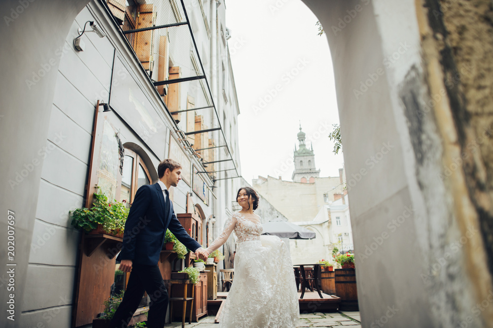 Foto Groom with bride posing in wedding day