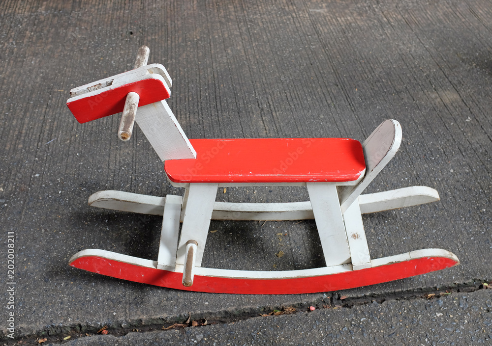 Φωτογραφία A vintage red wooden horse rocking chair toy.