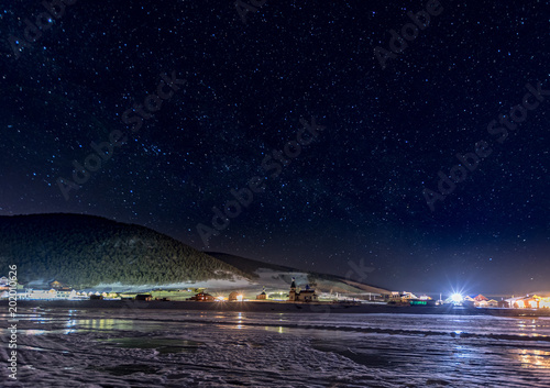 Noc nad jeziorem Bajkał