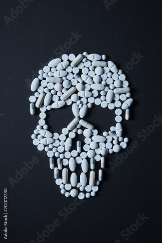 Totenkopf aus Tabletten