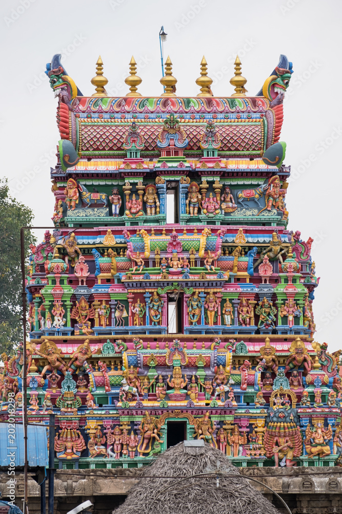 Obraz premium An entrance tower, at the front of the Karpaga Vinayagar temple at Pillaiyarpatti in Tamil Nadu. It was only during the last century that temple authorities began to paint gateways