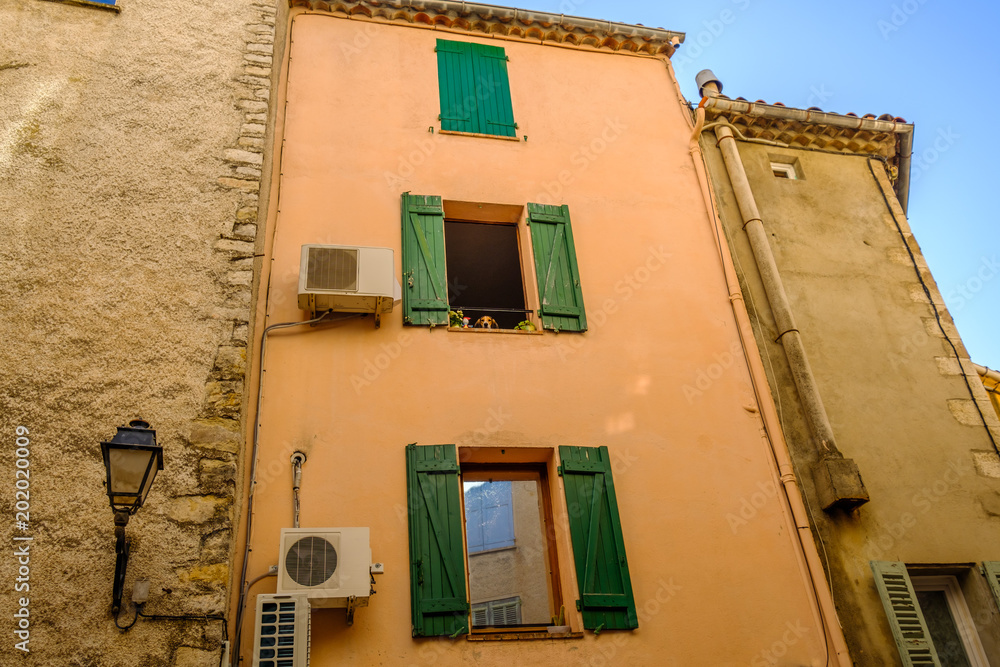 Façade d'une maison avec des volets vertes de village de Fayence, Provence, France.	
