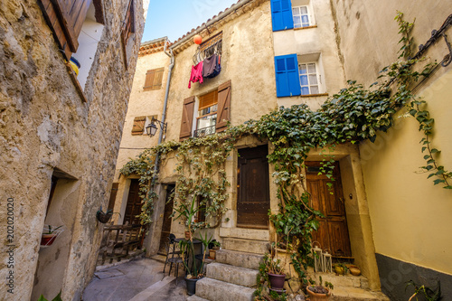 Une rue de village de Fayence, Provence, France. 