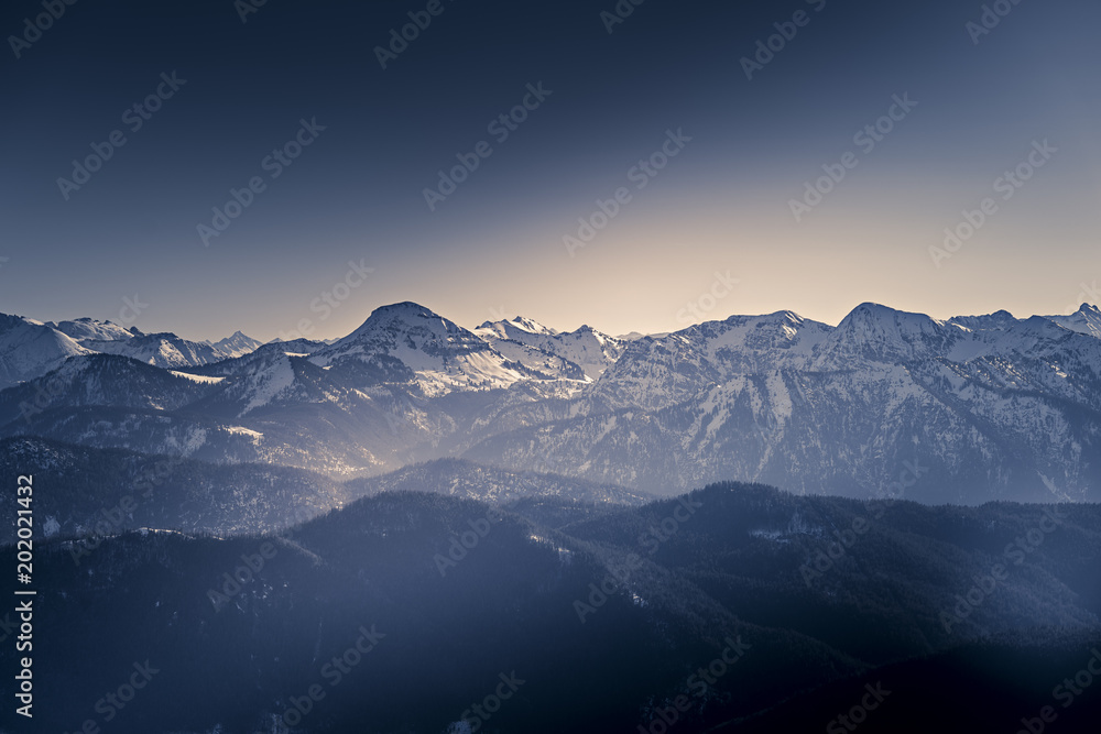 Zarte Winterlandschaft in den bayerischen Alpen am Brauneck: Schneebedeckte Bergkulisse