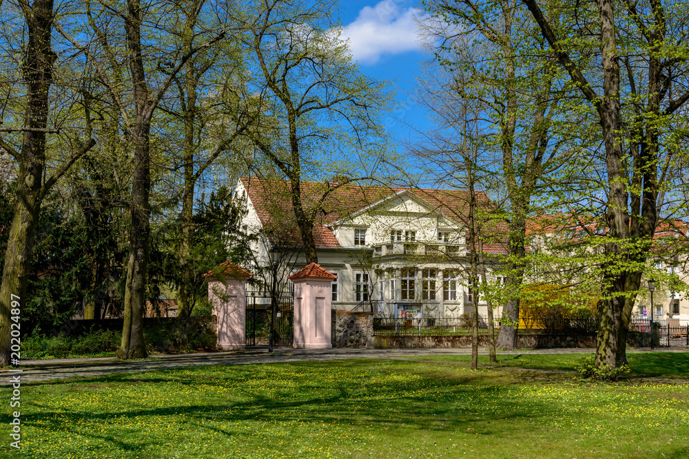 Frühling in Berlin-Britz: Park an der Backbergstraße mit dem denkmalgeschützten evangelischen Pfarrhaus