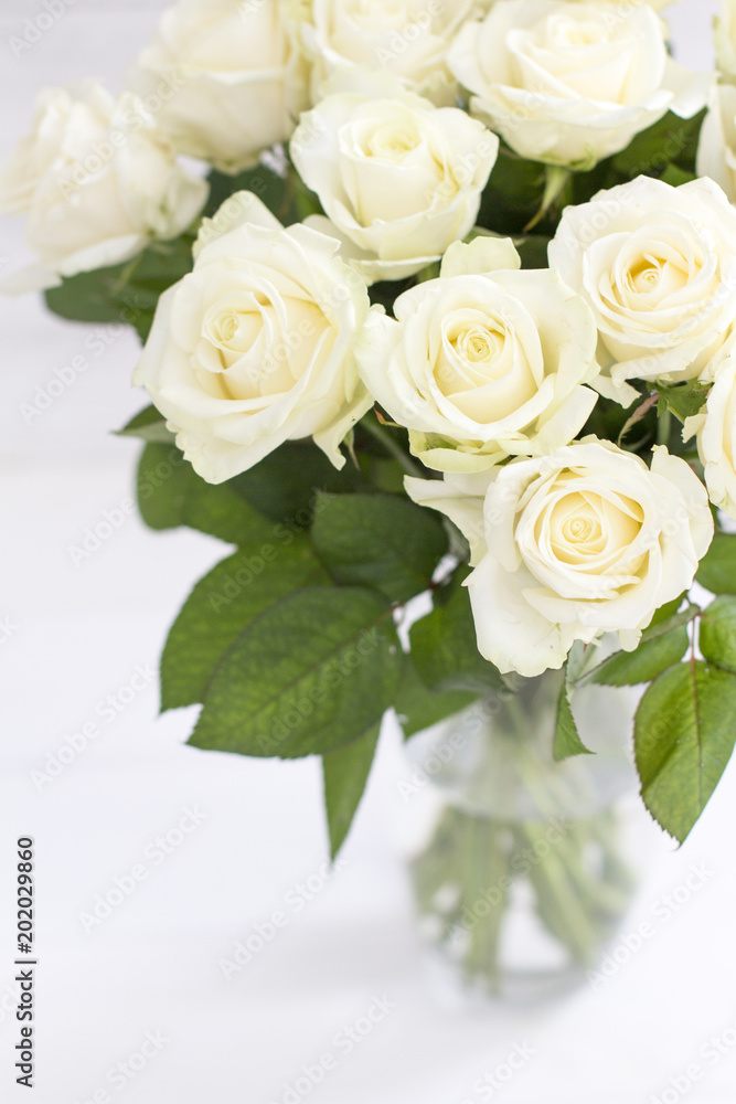 Bouquet of white roses in a vase. Bouquet of chic white roses Bouquet of white roses in a vase. Bouquet of chic white roses