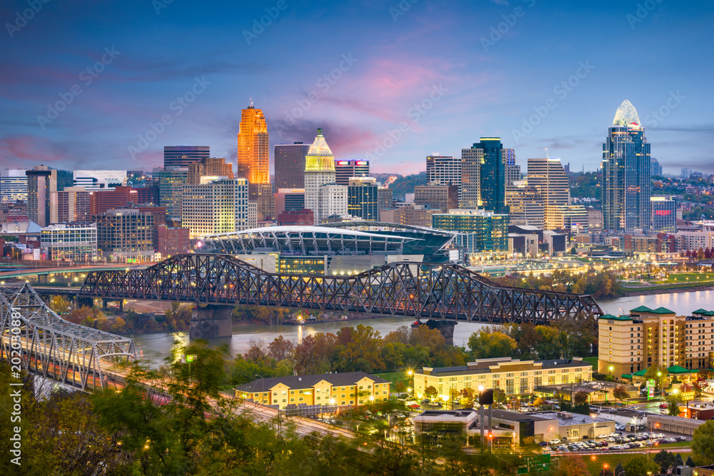 Naklejka premium Cincinnati, Ohio, USA Skyline