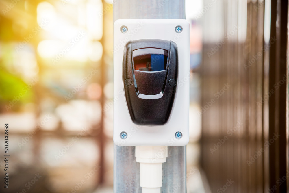 Motion sensor device for automatic gate Motion sensor device for automatic gate