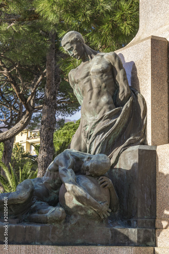 Monument to Christopher Col...