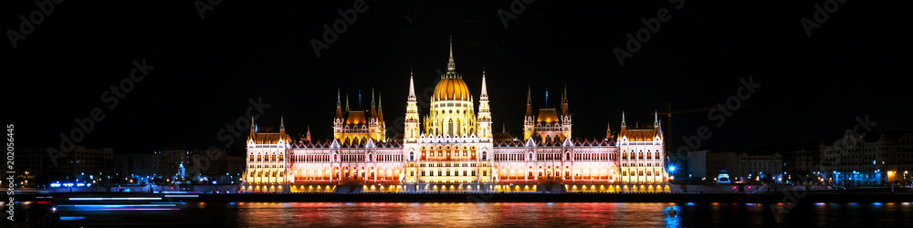 Obraz premium Night view of illuminated Parliament building in Budapest, Hungary