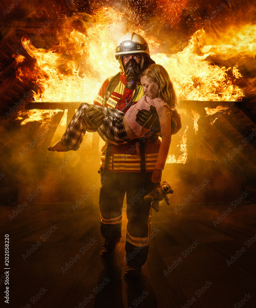 Obraz premium Feuerwehrmann rettet ein Kind