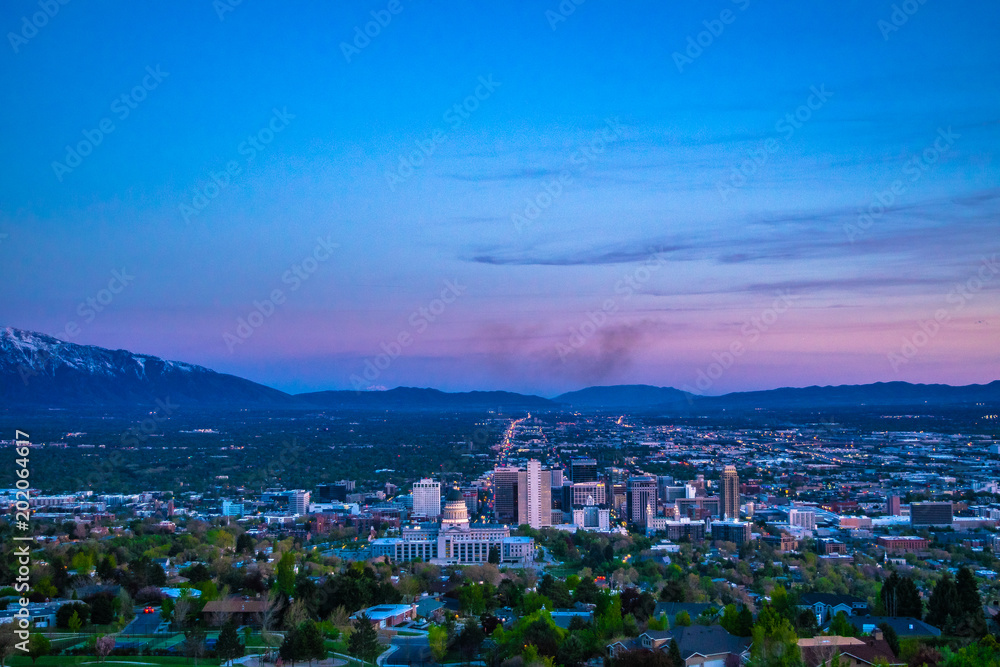 Fototapeta premium Piękny zachód słońca w Salt Lake City w stanie Utah