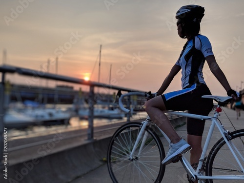Sonnenuntergang an der Weser mit Fahrrad genießen