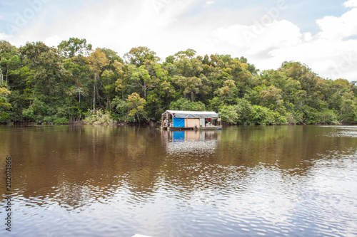 Jungleboat: rustikales selbstgebautes Hausboot / Floß aus Fässern und Planen auf dem Amazonas