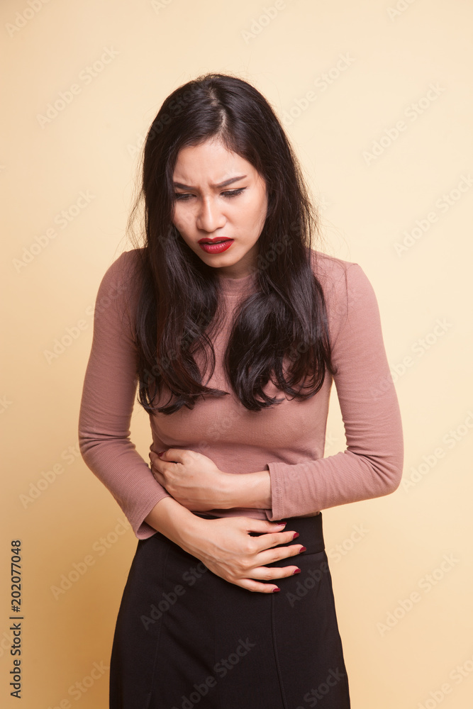 Obraz premium Young Asian woman got stomachache.