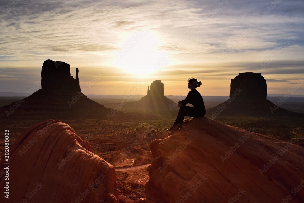 Mounument Valley, silhouette of woman hiker, watching a beautiful american desert landscape - obrazy, fototapety, plakaty 