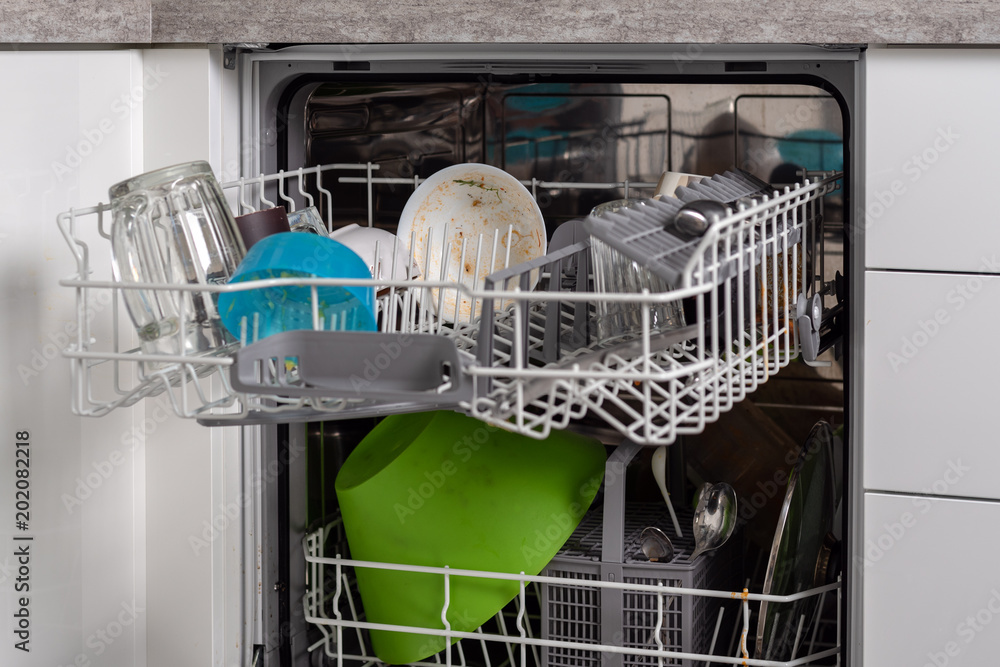 © Руслан Галиуллин - Framed image of a dishwasher with a folded dirty dishware