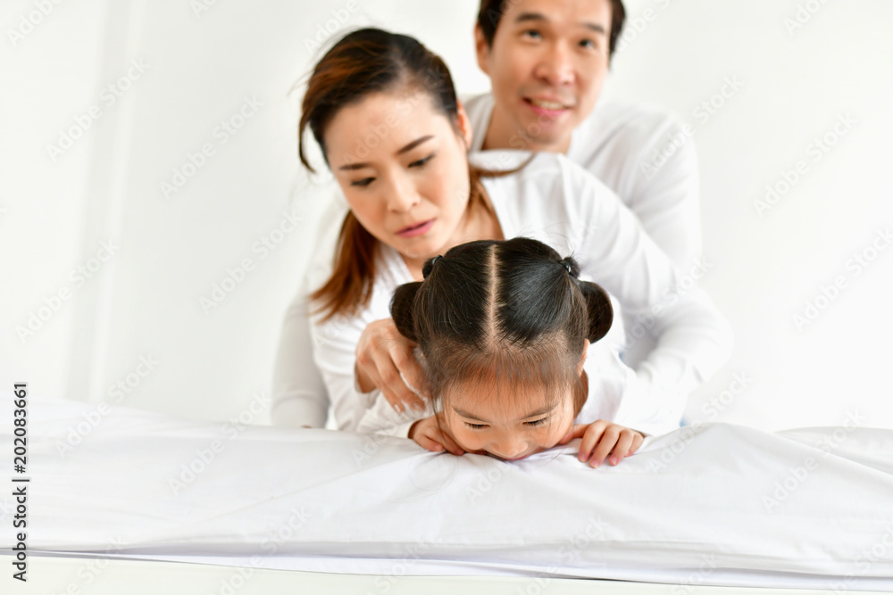 Parents and children are expressing emotions in the home. Parents and children are expressing emotions in the home.