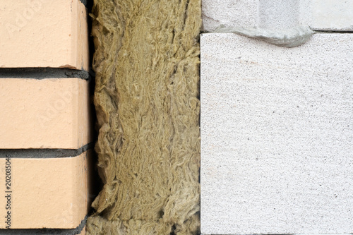 Fotografia house made of foam concrete insulated with mineral wool and lined with bricks
