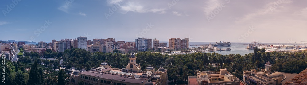 Preciosa panoramica en el atardecer del puerto de malaga, andalucia, españa