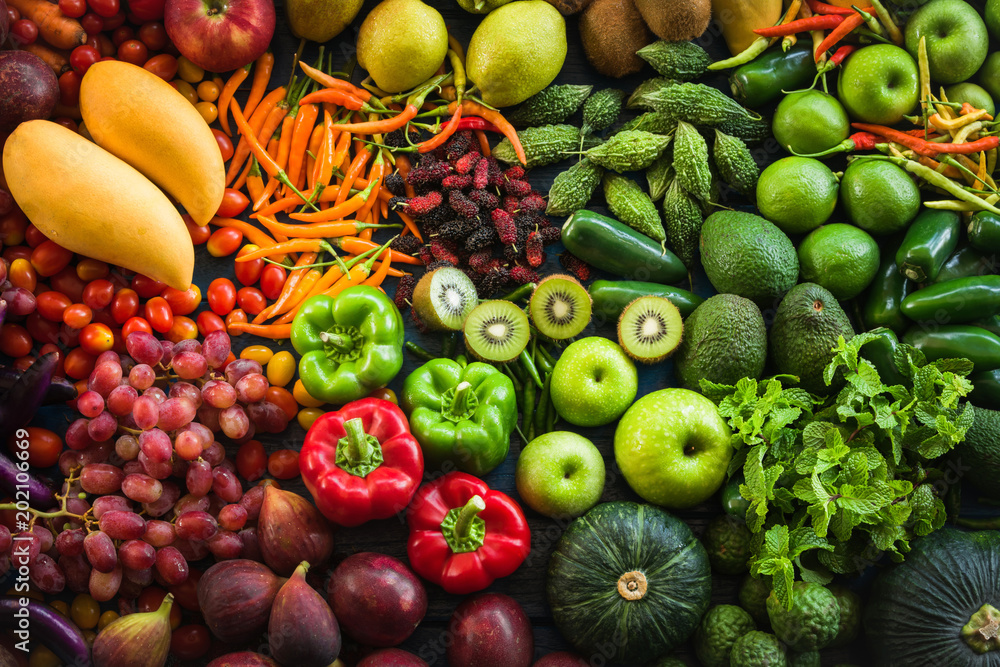 Naklejka Płaskie ułożenie świeżych owoców i warzyw organicznych, Różne owoce i warzywa do zdrowego jedzenia, Kolorowe owoce i warzywa dla zdrowego stylu życia