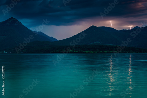 Gewitter mit Blitz über dem See in den Bergen - Walchensee in Deutschland