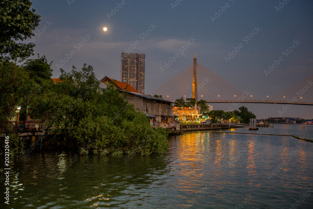 Fototapeta premium The sun is in the evening. The Chao Phraya River (Wat Pariwat) Bangkok Thailand