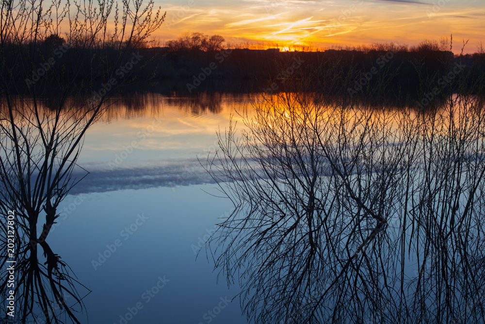 Obraz premium spring spill at sunset