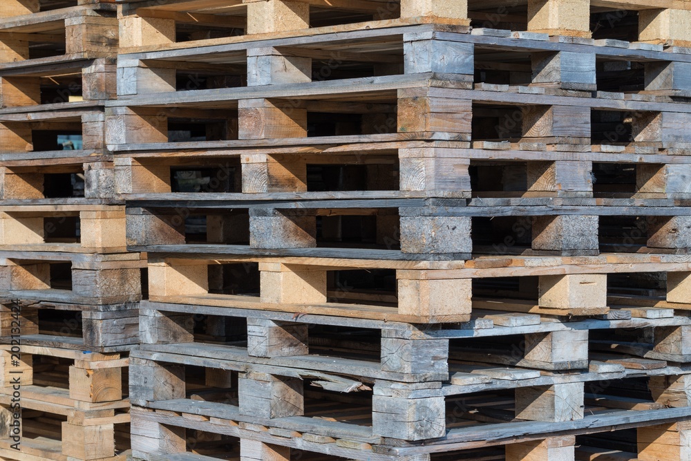 Viele übereinander gestappelte Holzpaletten Viele übereinander gestappelte Holzpaletten