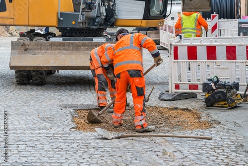 Obraz na płótnie Straßenarbeiten an Pflastersteinen in einer Fußgängerzone, Deutschland