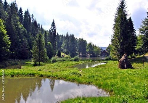 Paisaje natural con lagos en Cárpatos. Ucrania.