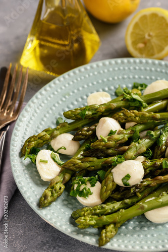 Asparagus with mozzarella cheese and lemon dressing. 
