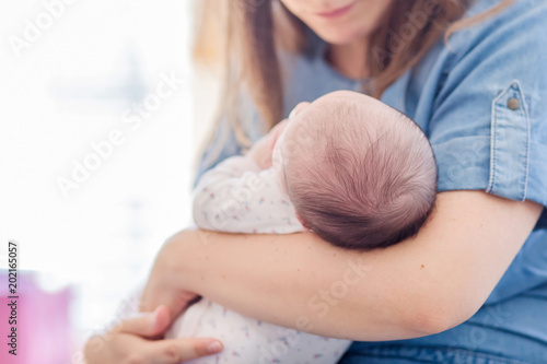 Nouveau-né dans les bras de sa maman photo