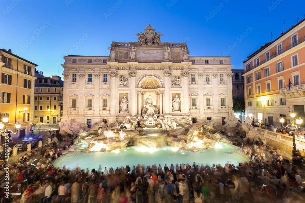 Fototapeta premium Fontanna di Trevi w Rzymie lub Fontana di Trevi o zmierzchu, Rzym, Włochy. Trevi to największa barokowa, najbardziej znana i odwiedzana przez turystów fontanna Rzymu.