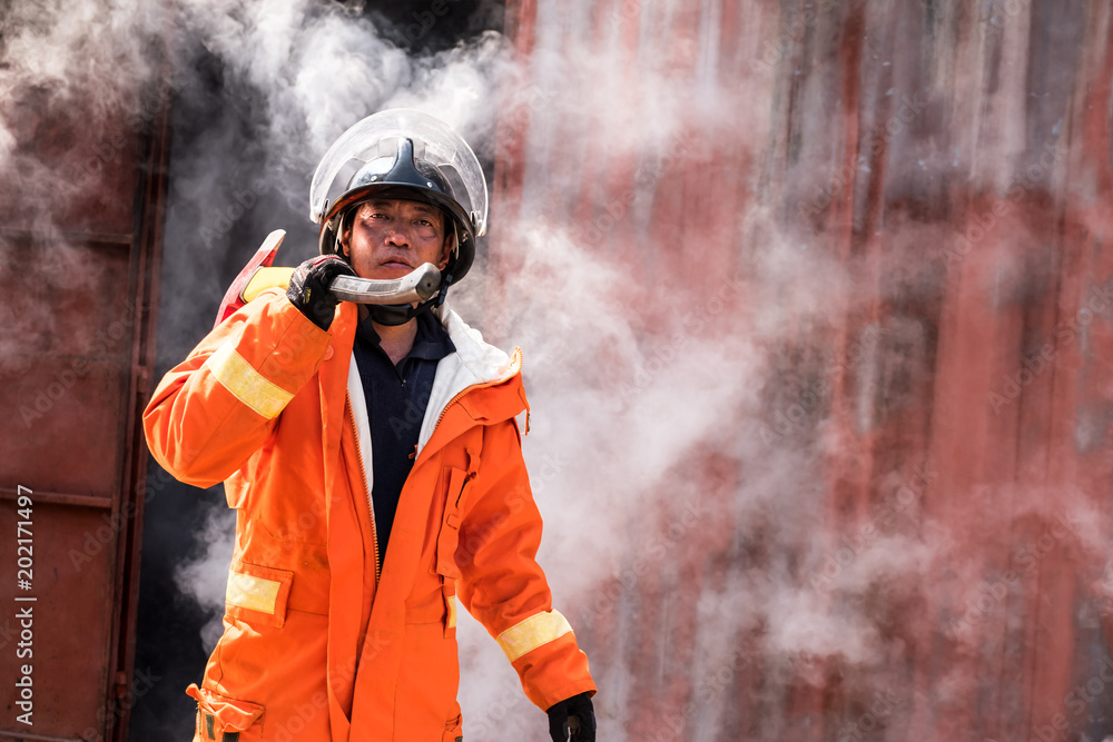 Obraz premium firefighter is walking from smoke