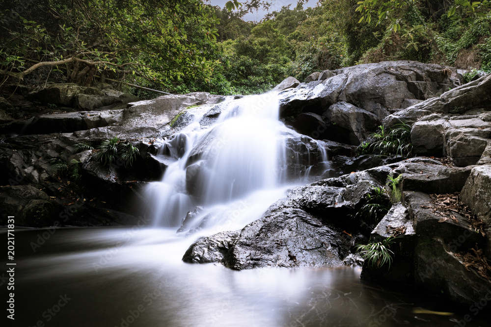 Fototapeta premium Waterfall in Hong Kong 01