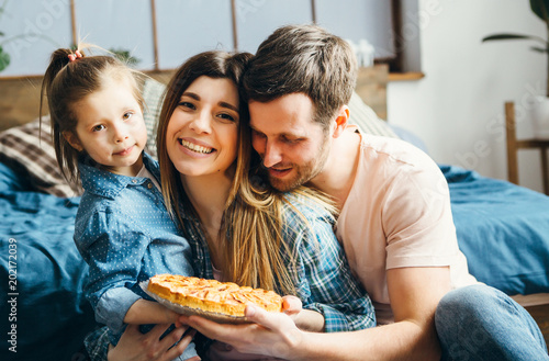 Canvas Print Dad and daughter congratulate mother
