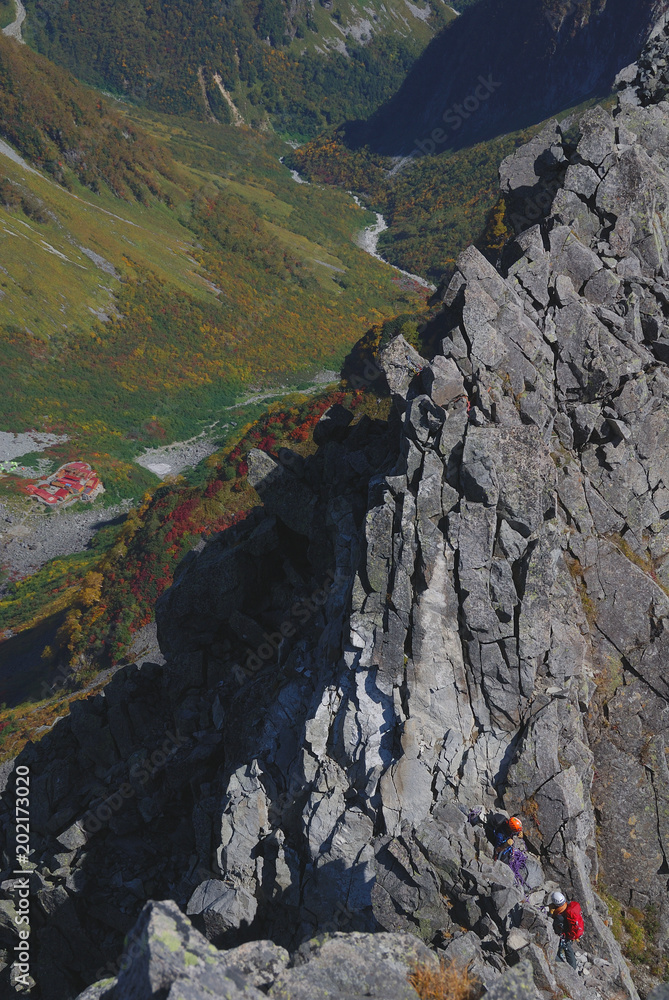 Obraz premium the rock-climbers on Mt. Mae-Hotaka / 前穂高岳のロッククライマー - 秋の上高地(zoom)