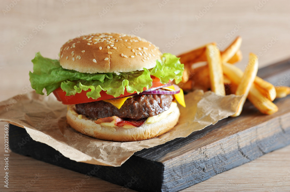 Foto Stock Hamburger with minced beef patties with tomato, salad, bacon