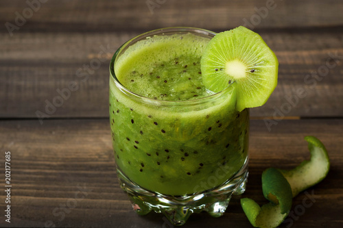 A refreshing cocktail of kiwi and lime