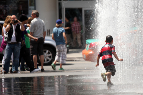 Canvas Print Playing in the Water Fountain - Toronto, Canada