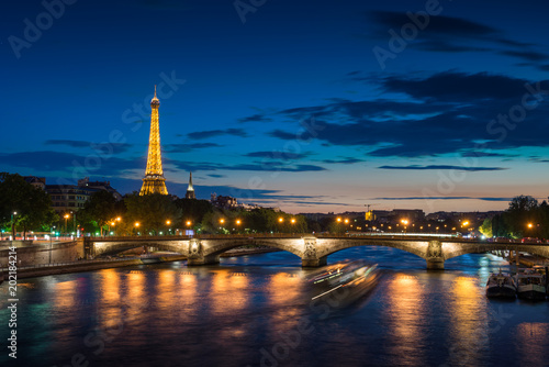 Paris cityscape at sunset - eiffel tower © dell
