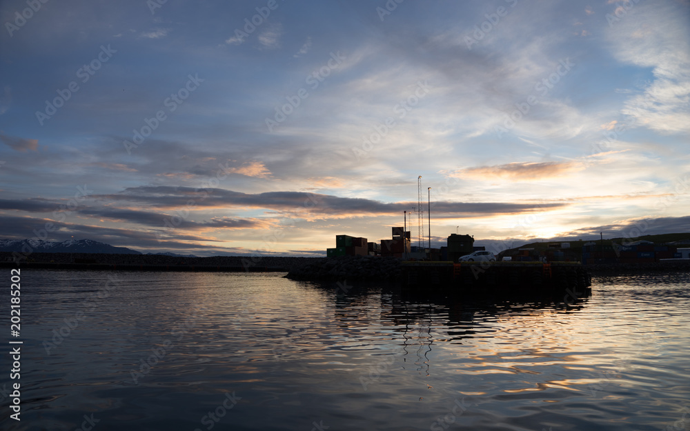 Mitternachtssonne über dem Hafen von Húsavík - Skjálfandibucht / Nord-Island 