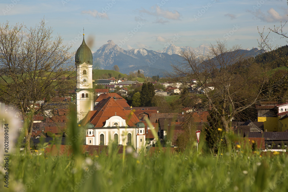 Nesselwang - Ortsansicht - Kirche - Blick - Frühling